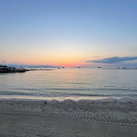 Family - Fully Equipped, Close To Sandy Beaches & Restaurants, Pool, Balcony, Garage Apartment
