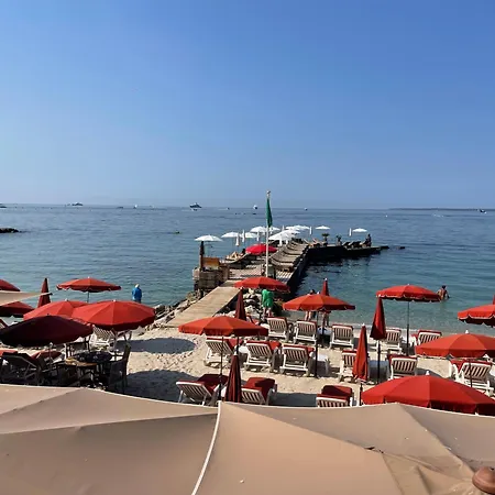 Апартаменты Family - Fully Equipped, Close To Sandy Beaches & Restaurants, Pool, Balcony, Garage