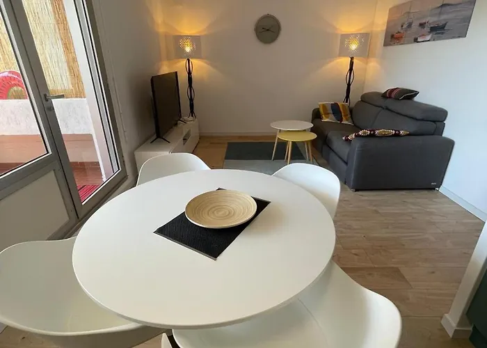 Апартаменты Family - Fully Equipped, Close To Sandy Beaches & Restaurants, Pool, Balcony, Garage