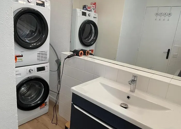 Апартаменты Family - Fully Equipped, Close To Sandy Beaches & Restaurants, Pool, Balcony, Garage