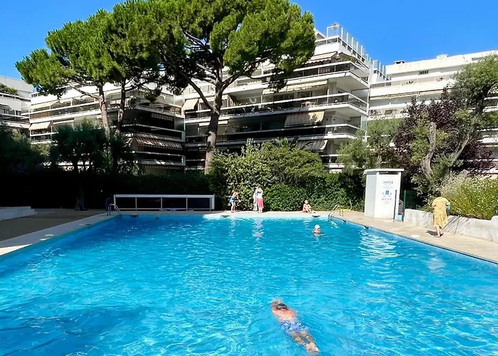 Апартаменты Family - Fully Equipped, Close To Sandy Beaches & Restaurants, Pool, Balcony, Garage