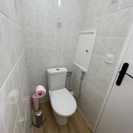 Family - Fully Equipped, Close To Sandy Beaches & Restaurants, Pool, Balcony, Garage Апартаменти