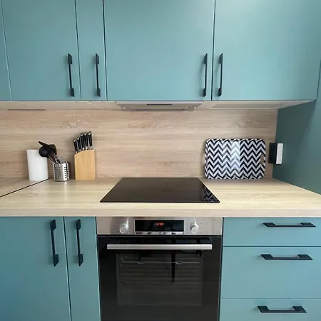 Family - Fully Equipped, Close To Sandy Beaches & Restaurants, Pool, Balcony, Garage *