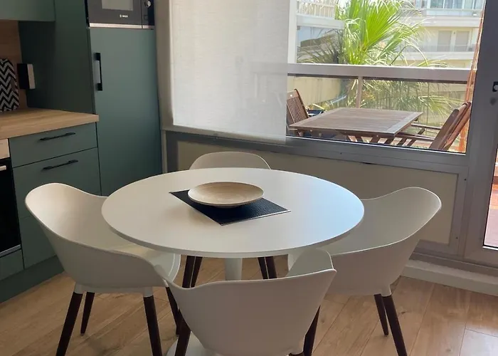 Family - Fully Equipped, Close To Sandy Beaches & Restaurants, Pool, Balcony, Garage *