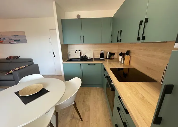 Family - Fully Equipped, Close To Sandy Beaches & Restaurants, Pool, Balcony, Garage 公寓